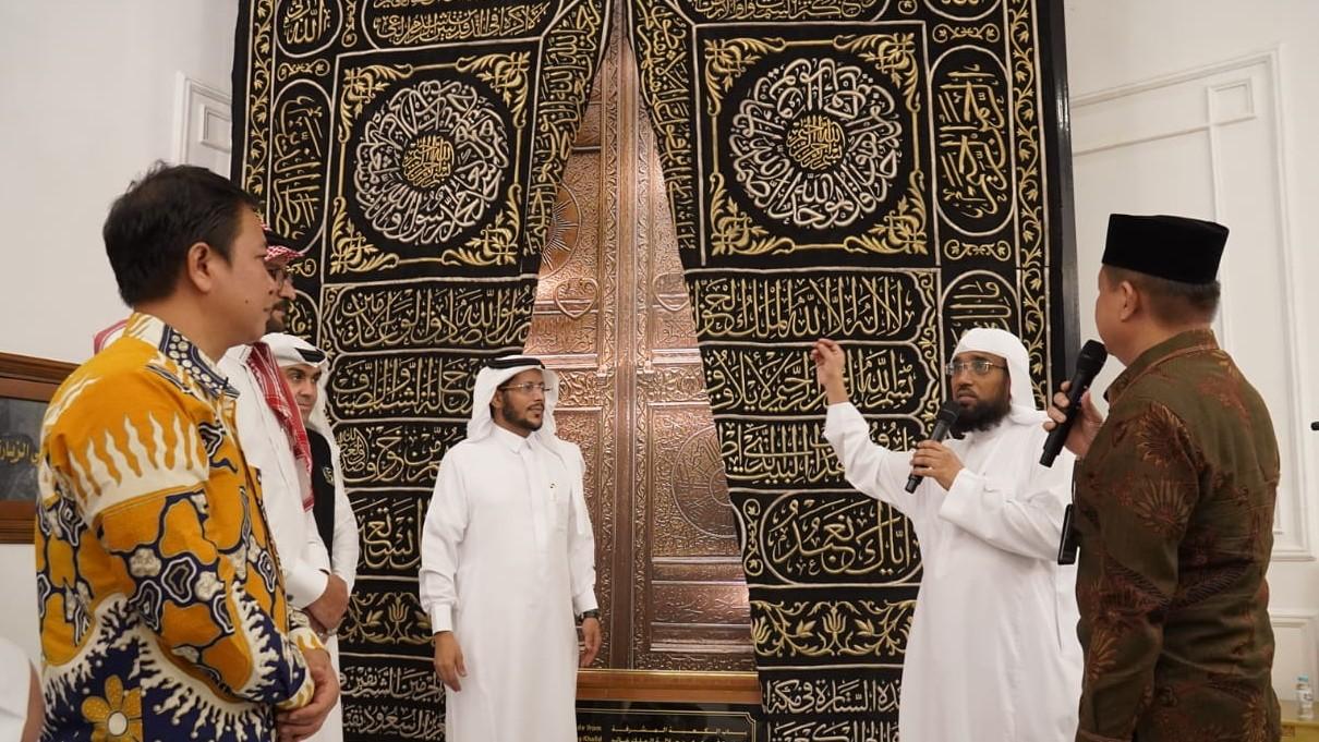 Image News KISWAH DAN KETELITIANl: MERAWAT MAHKOTA KA'BAH SEPANJANG TAHUN