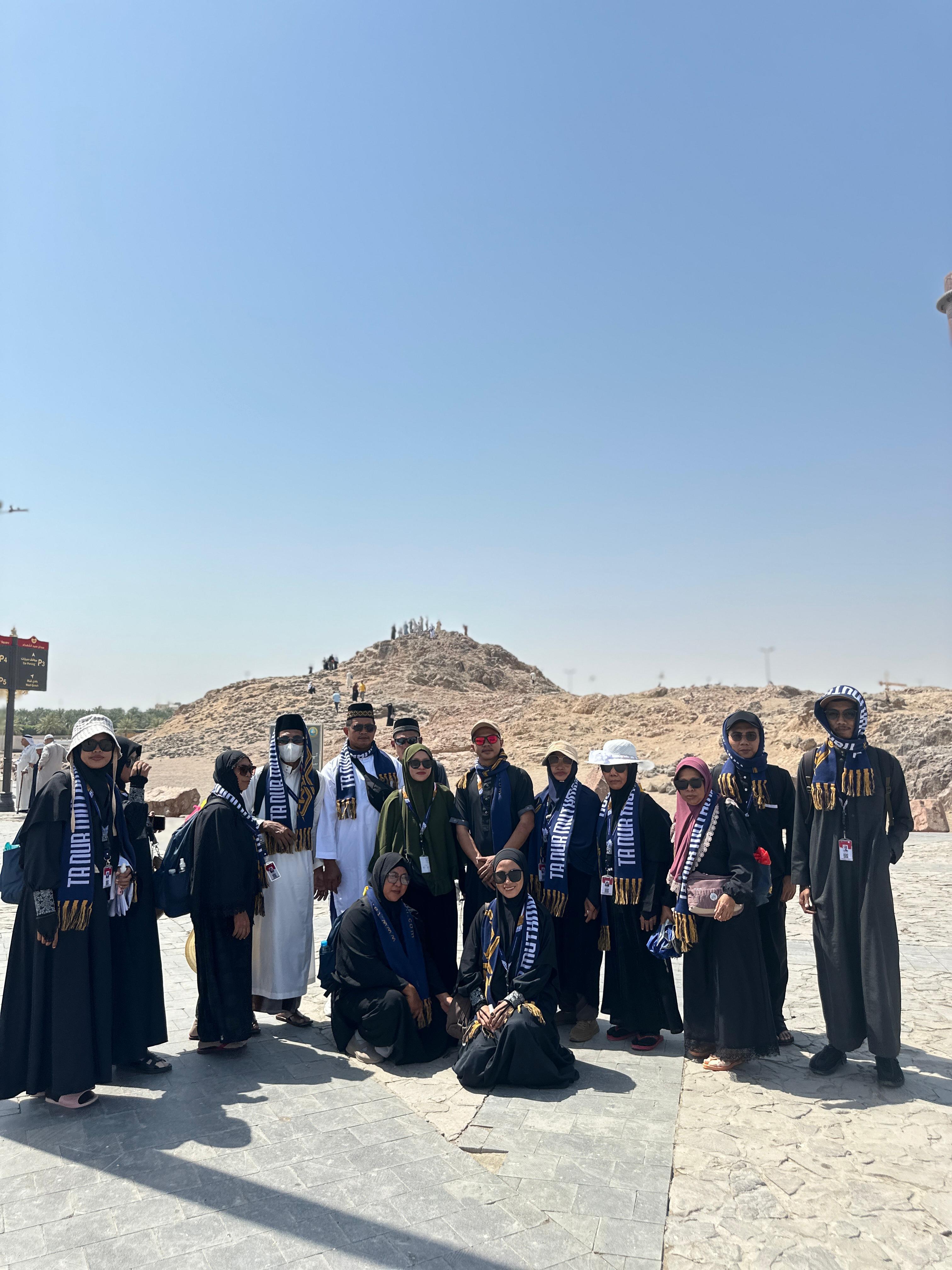 Image News MENGUNJUNGI GUNUNG SURGA, JABAL UHUD DI MADINAH
